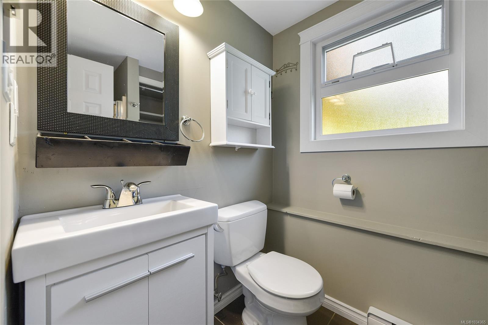  1627 Hybury Place, Saanich