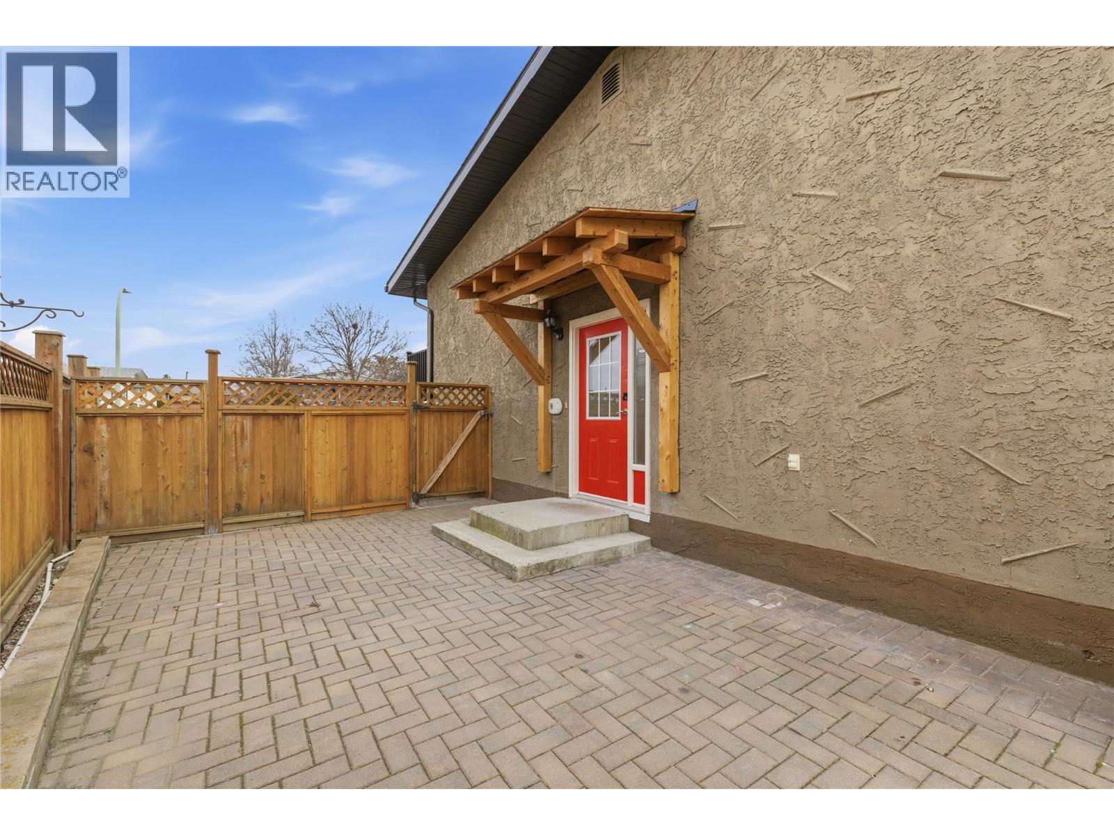 877 Tataryn Road, Kelowna