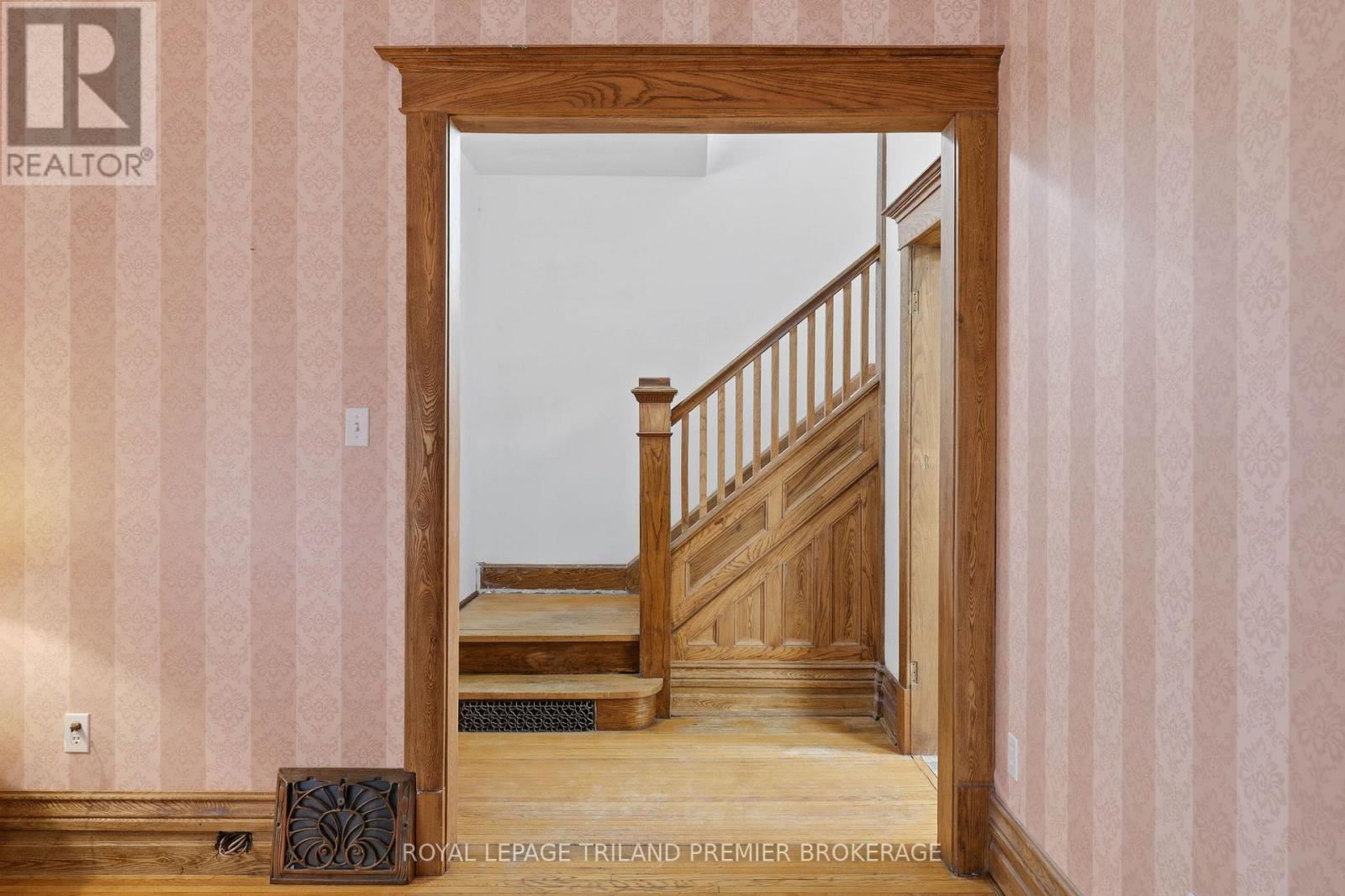 238 RIDOUT STREET S - 13