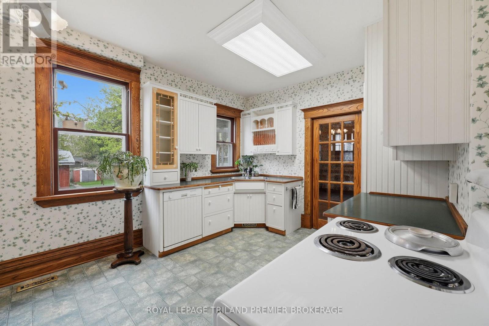 238 RIDOUT STREET S - 8