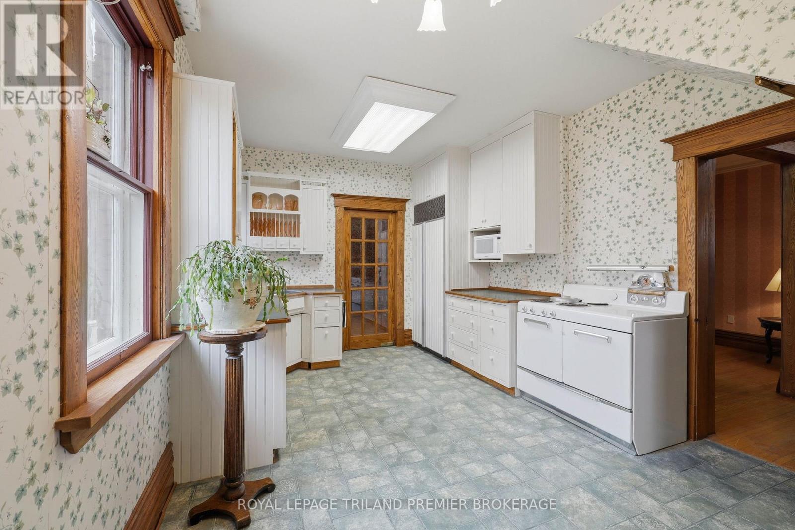 238 RIDOUT STREET S - 9