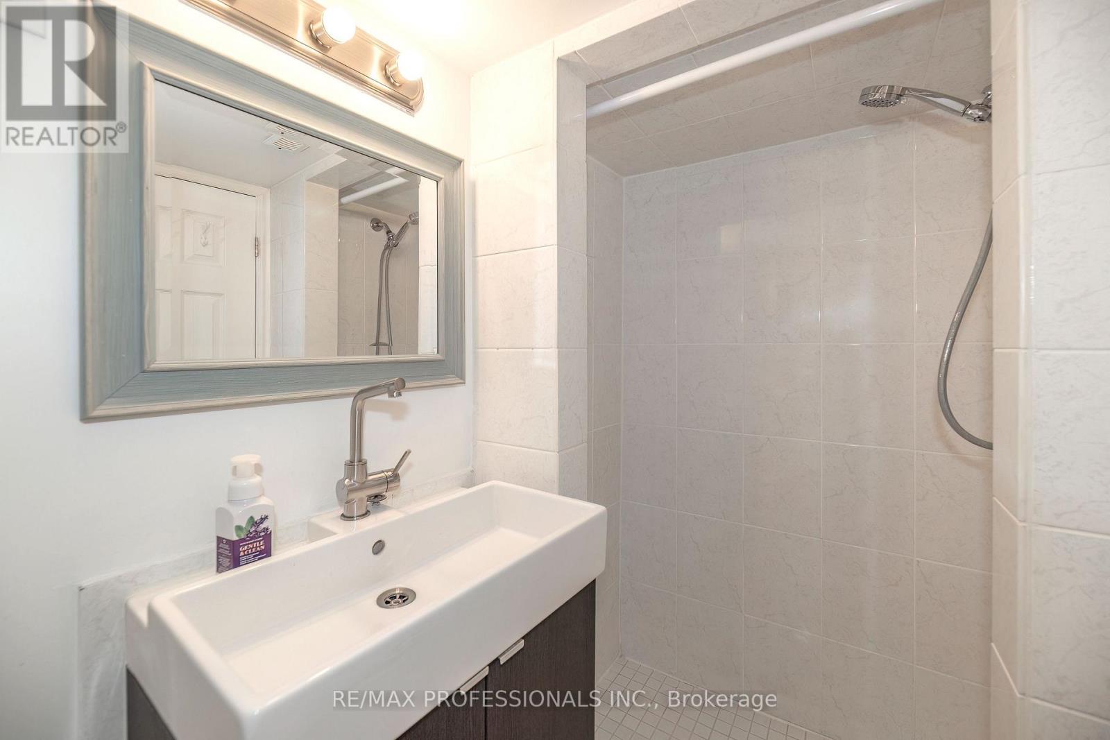 #20 1951 RATHBURN ROAD E - 25