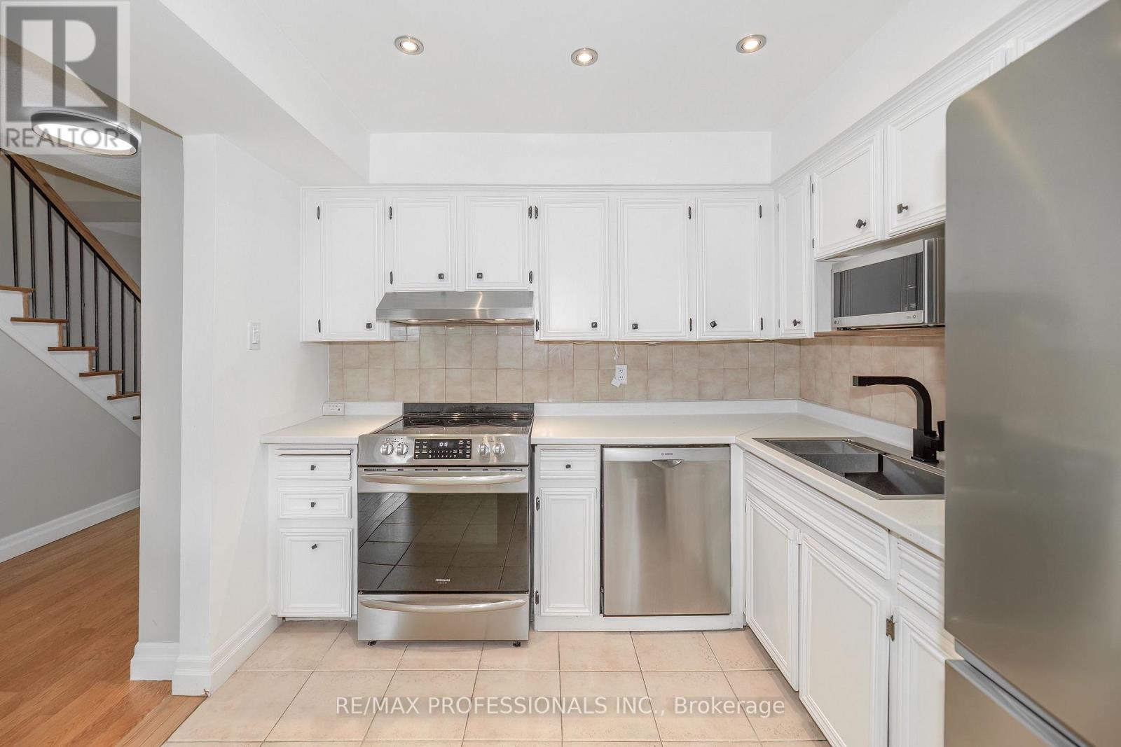 #20 1951 RATHBURN ROAD E - 9