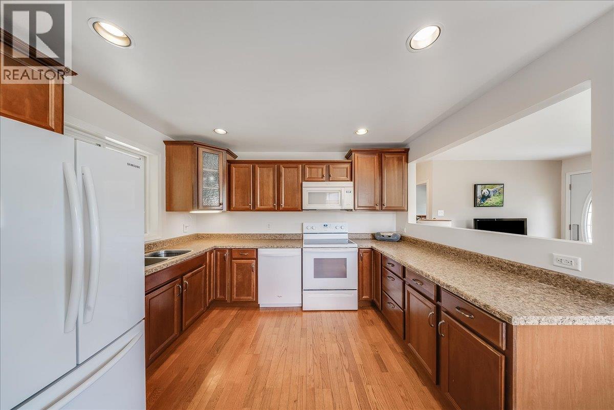 1107 Marianna Crescent, Trail