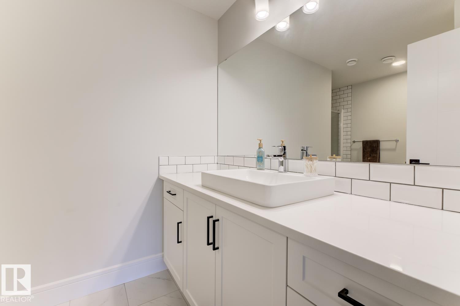 20484 128 AV NW, Edmonton