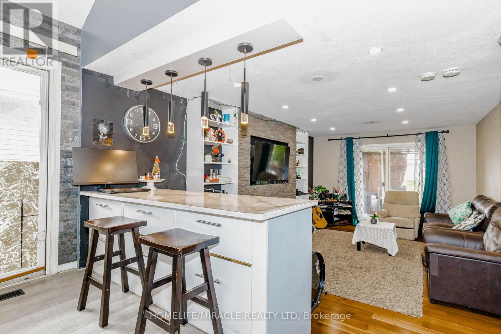 125 HAWKINS DRIVE - 18