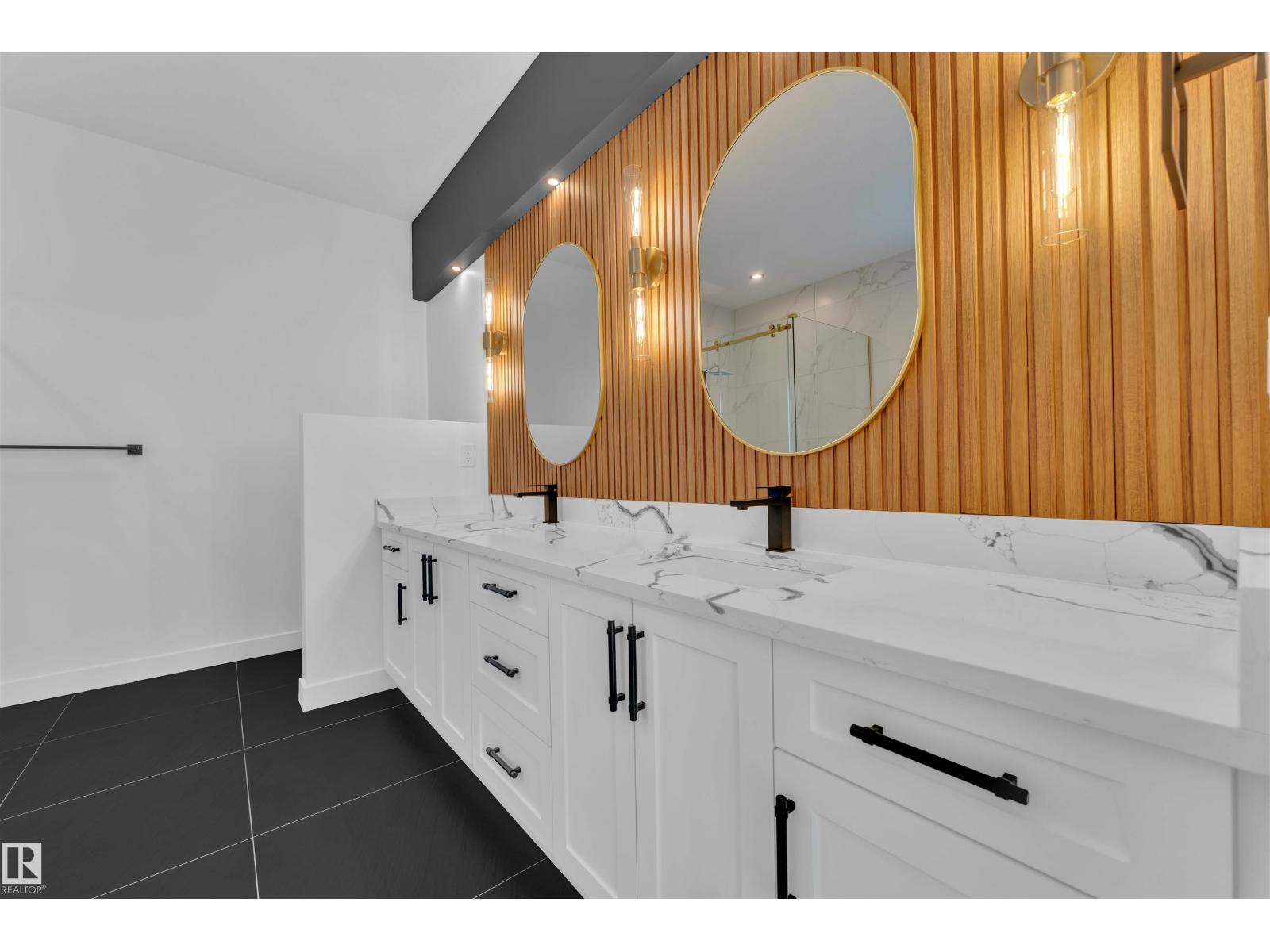 30 TILIA PL - 33