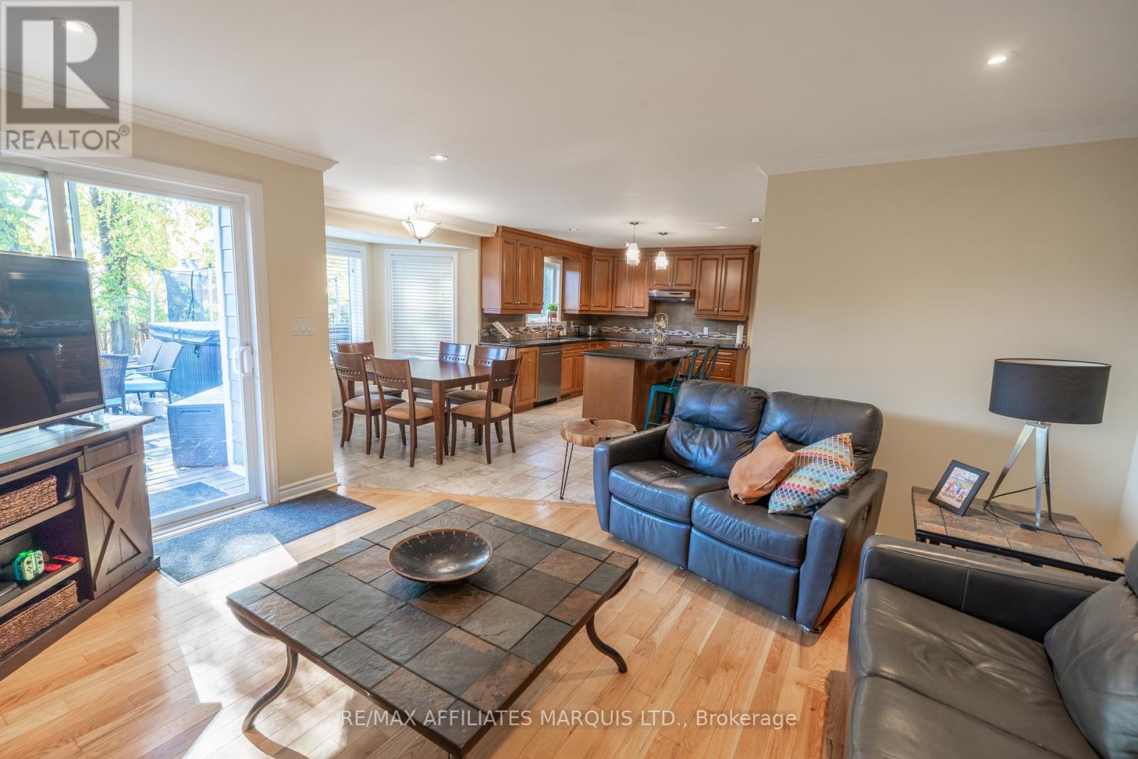 865 CHELSEA CRESCENT - 4