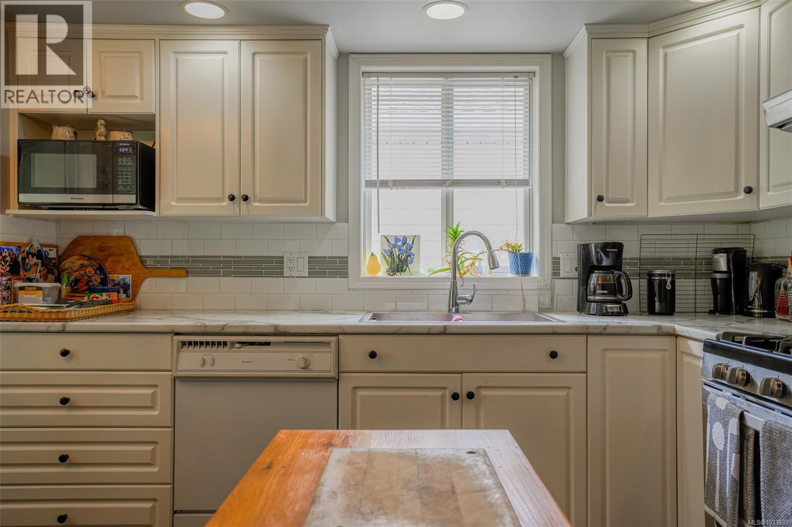 #5 3535 Burde St - 33