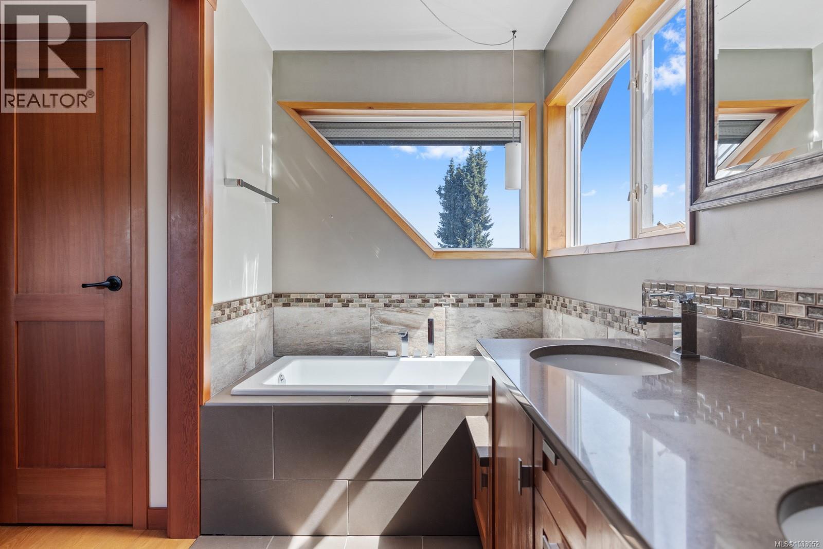 1869 Fern Rd, Courtenay
