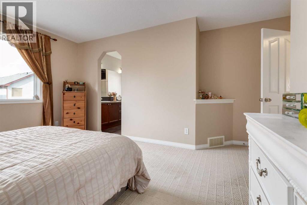 82 Everglen Crescent SW - 30