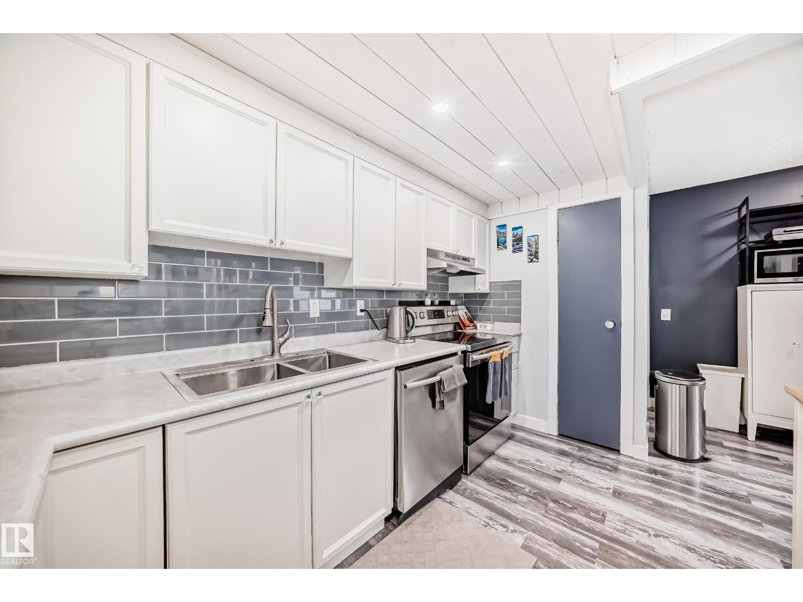 32 GRANDIN WOODS, St. Albert