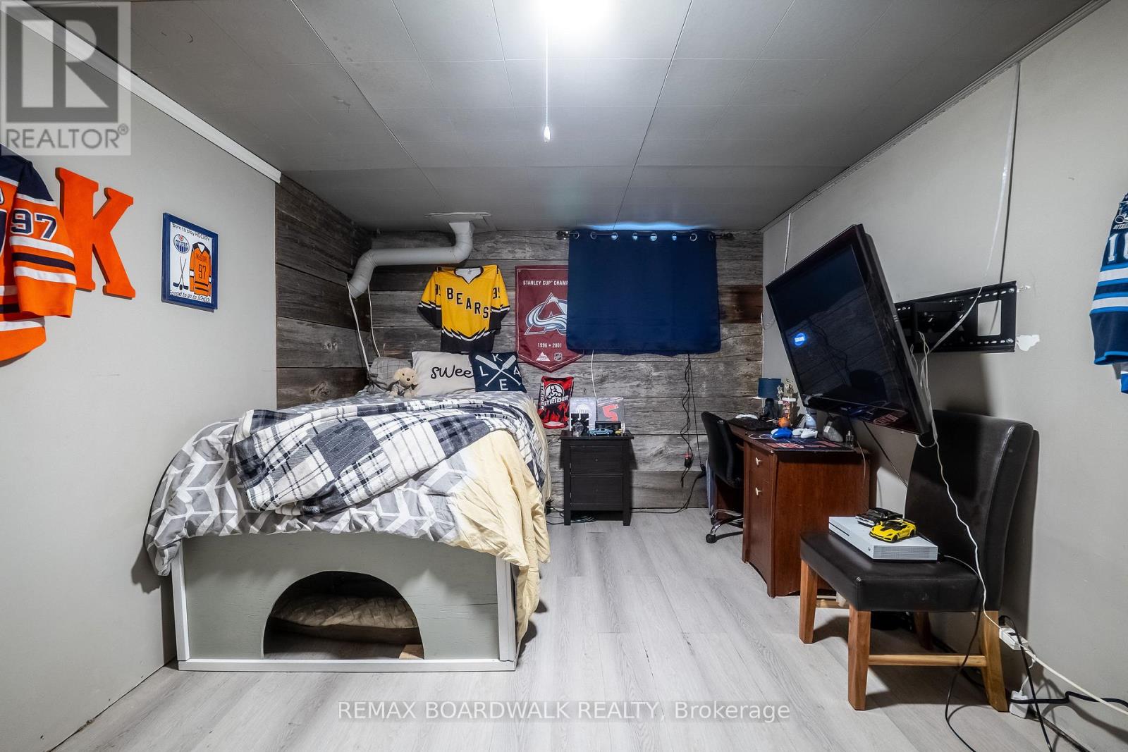 885 TOWNLINE ROAD - 44