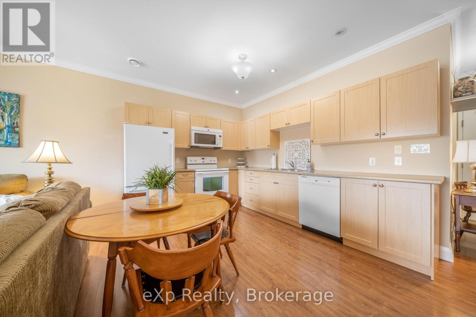 #302 20A SILVER BIRCH COURT - 11