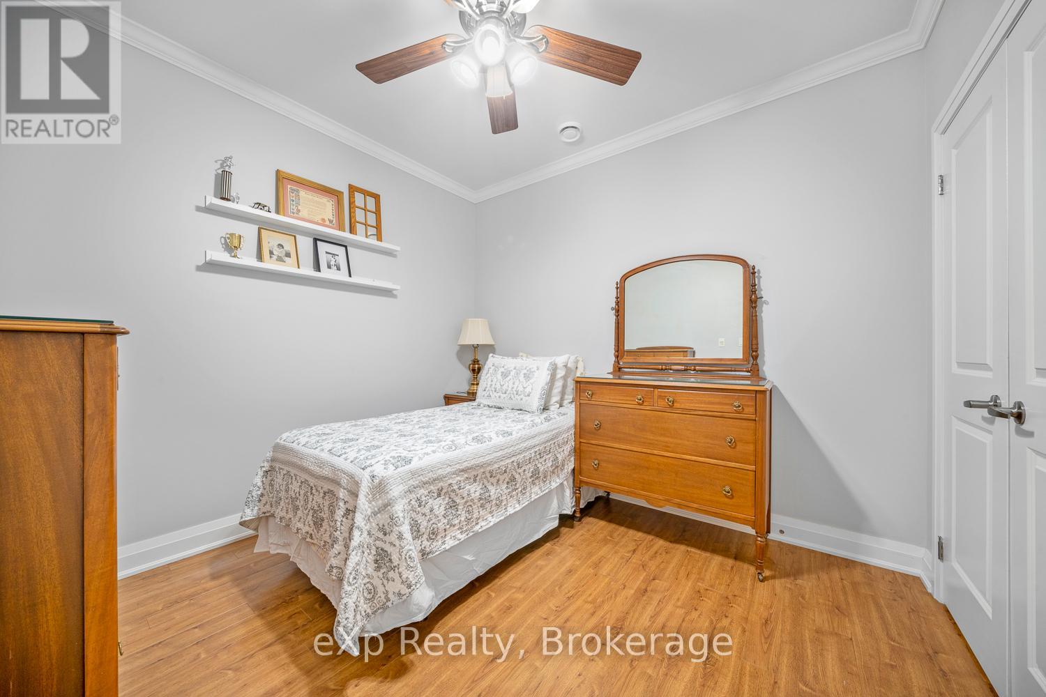 #302 20A SILVER BIRCH COURT - 21