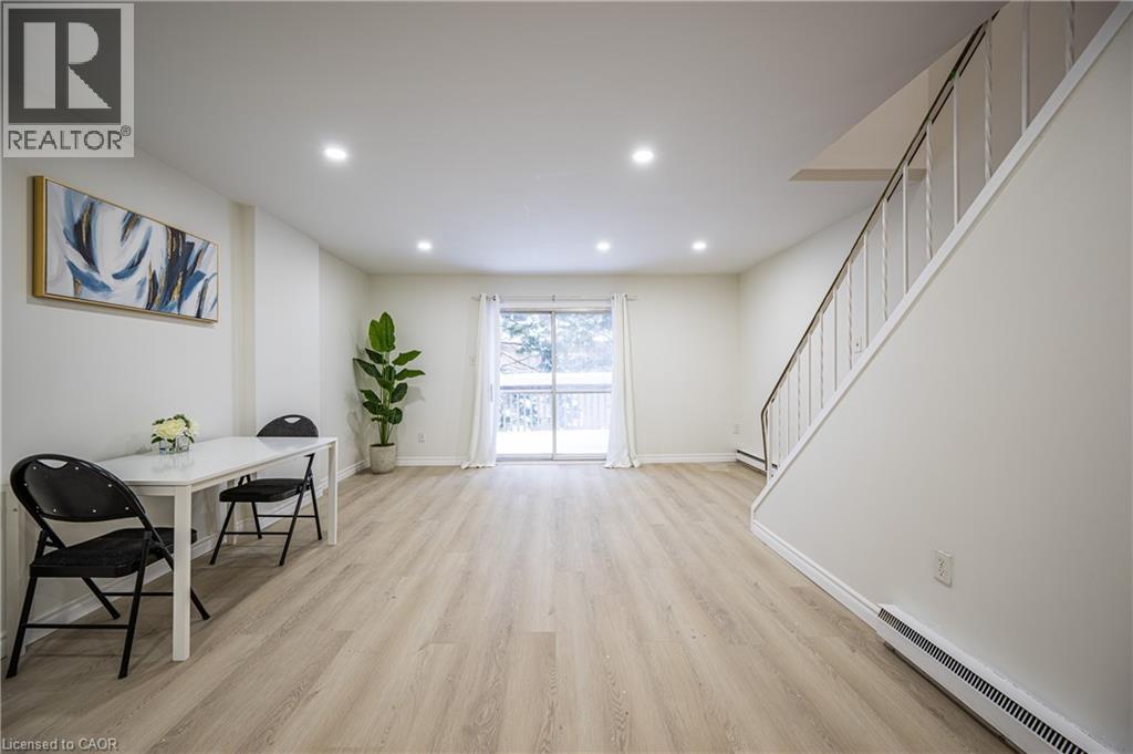 212 WESTCOURT Place, Waterloo, Ontario, N2L2R7 — Photo 4
