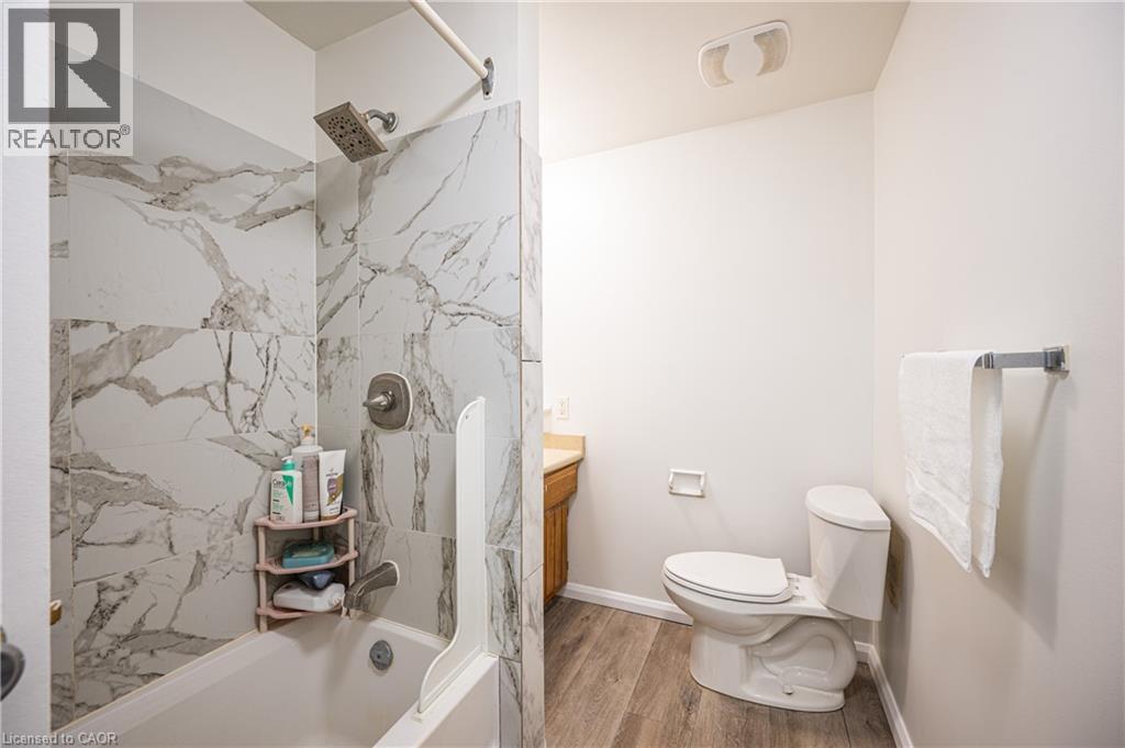 212 WESTCOURT Place, Waterloo, Ontario, N2L2R7 — Photo 8