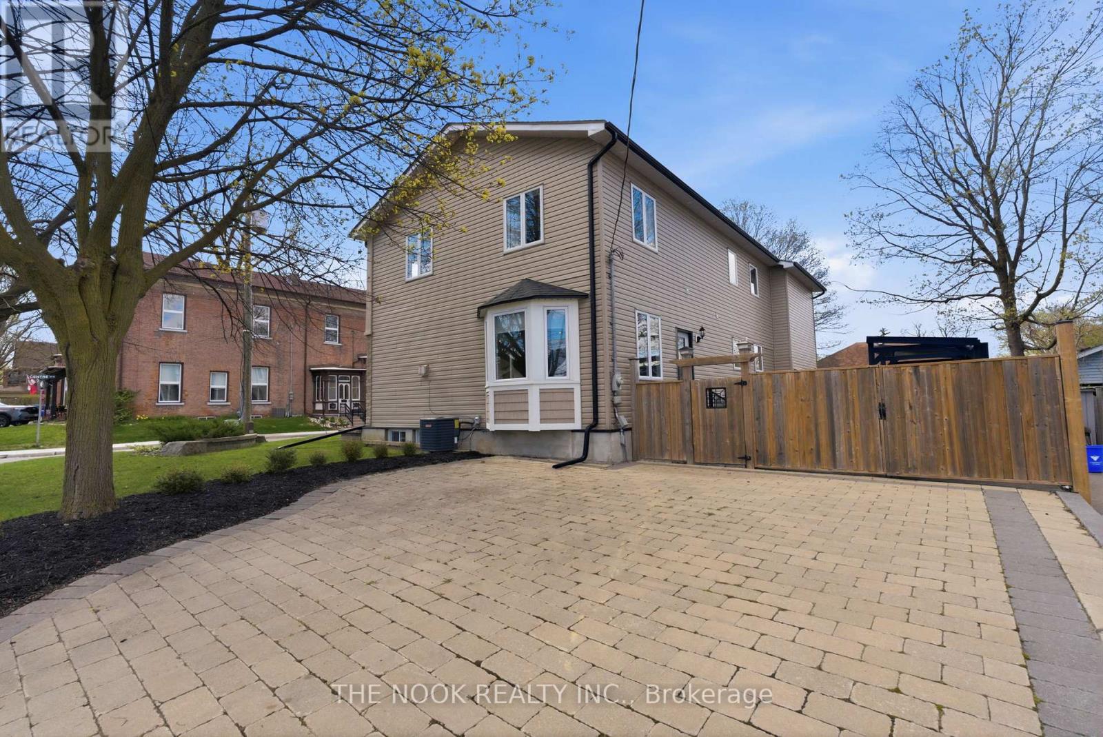 201 CENTRE STREET N - 34