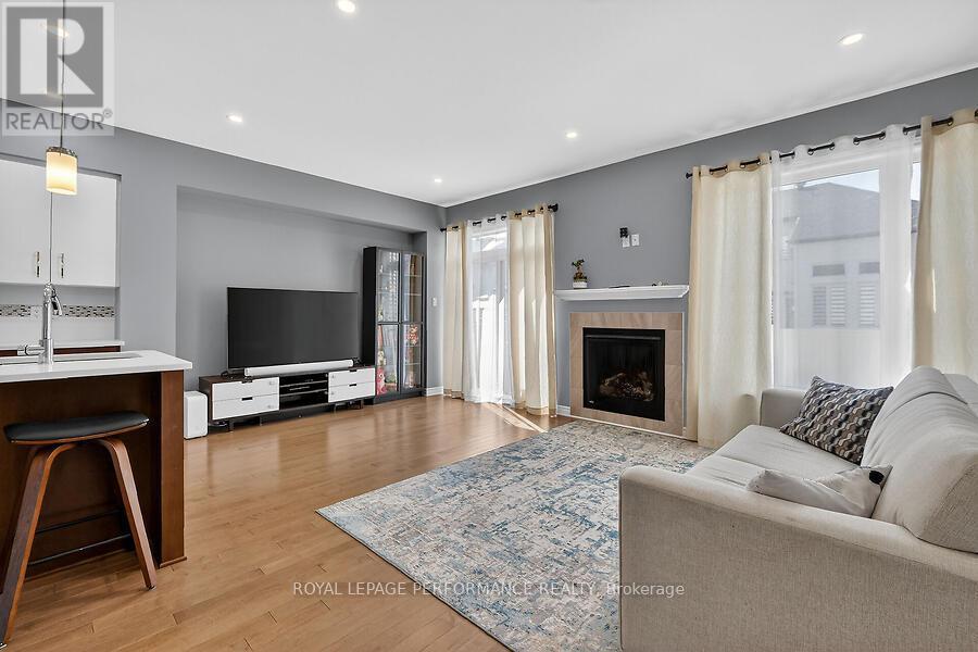 790 CAIRN CRES CRESCENT E - 7