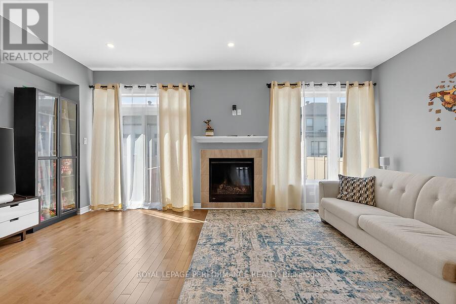 790 CAIRN CRES CRESCENT E - 8