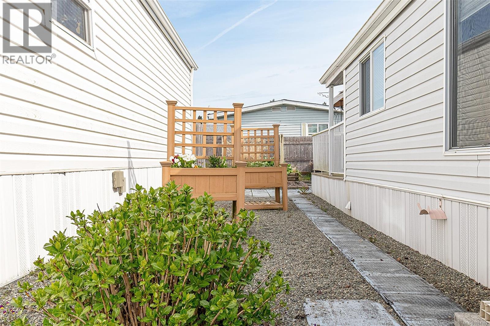 #84 7583 Central Saanich Rd - 23