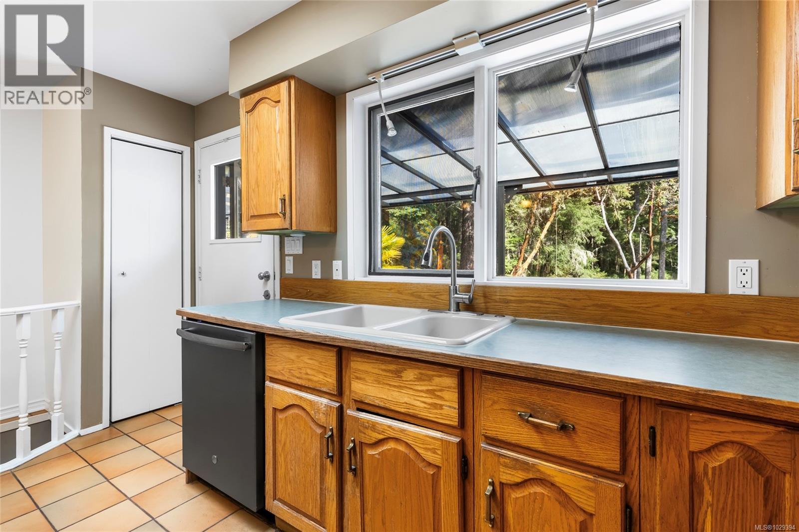 852 Walfred Rd - 15