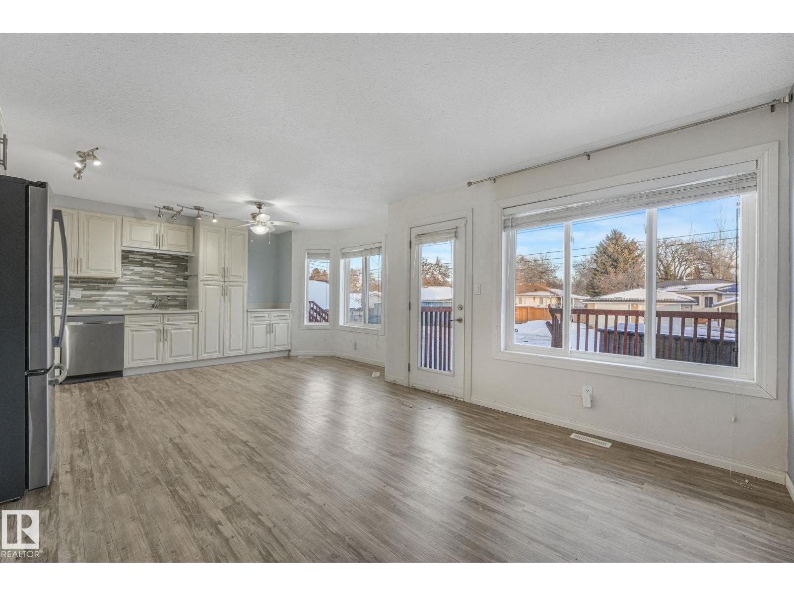 #2 11813 43 ST NW - 8