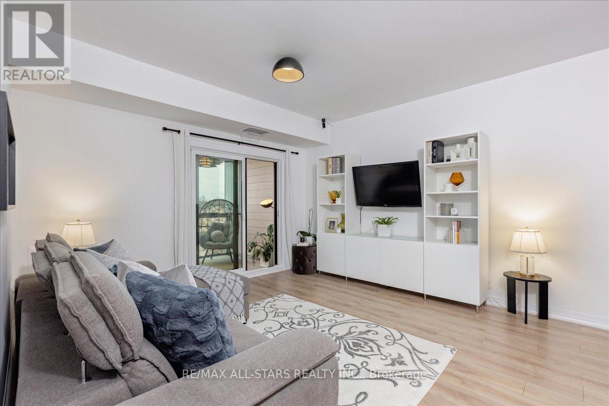 #407 15 KNEESHAW DRIVE - 18