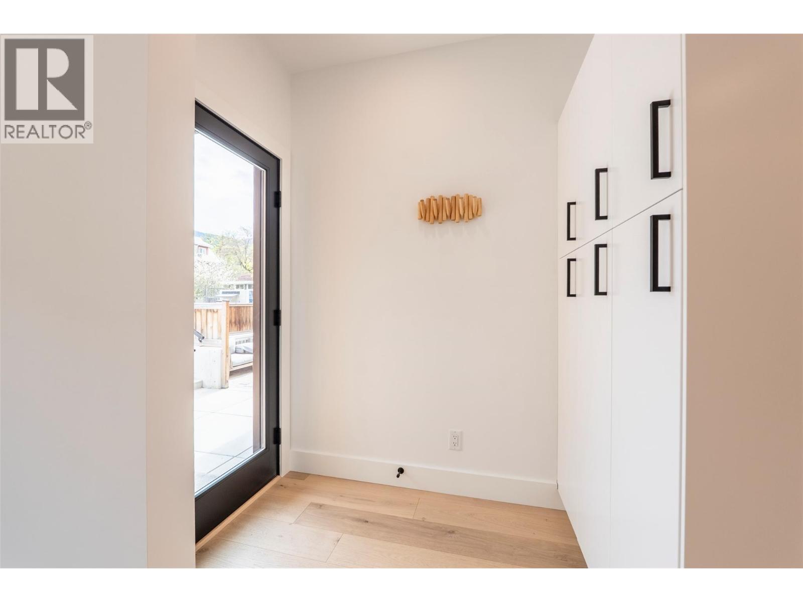 #B 518 Robson Street - 13