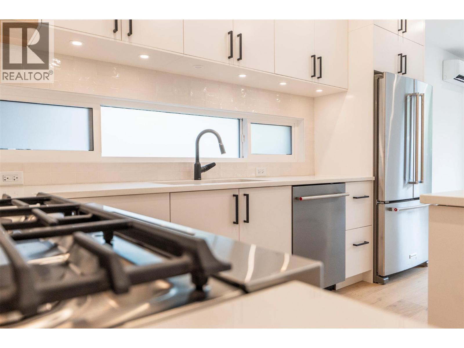 #B 518 Robson Street - 28