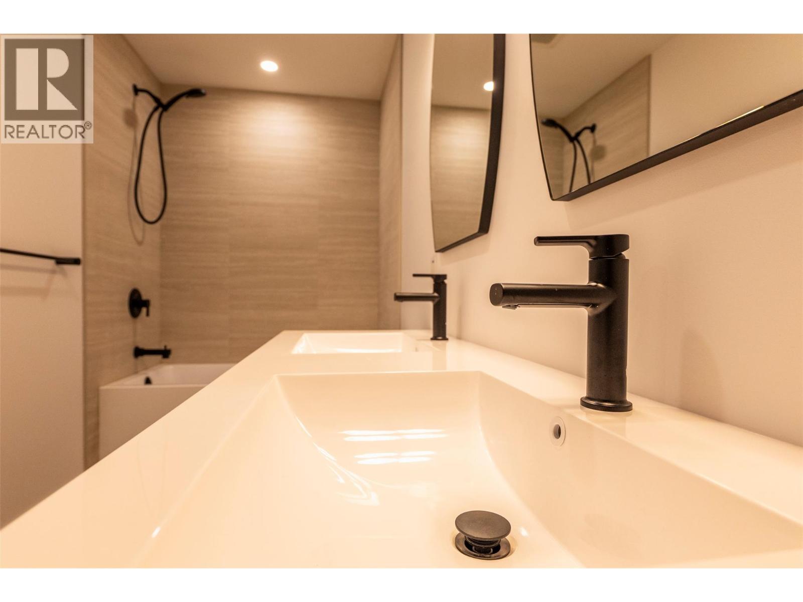 #B 518 Robson Street - 36