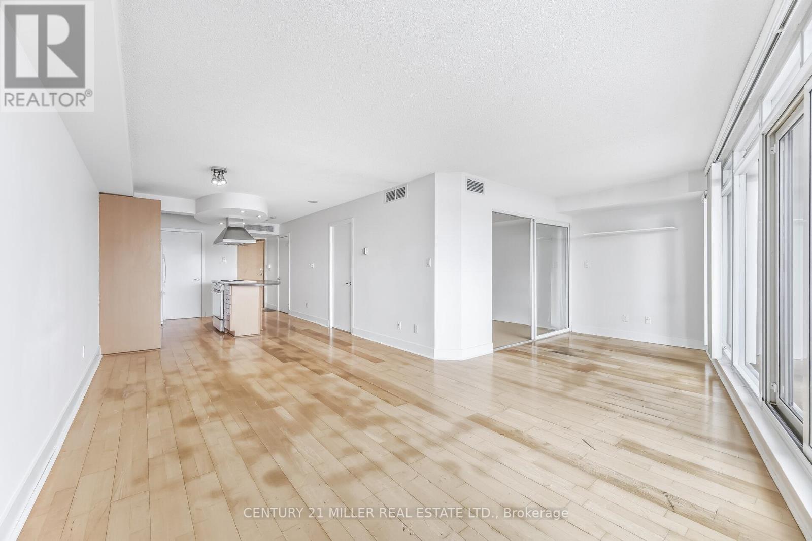 #318 550 QUEENS QUAY W - 12