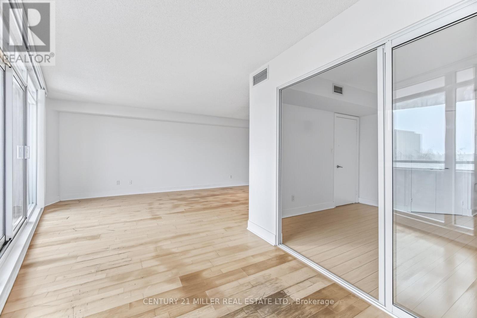 #318 550 QUEENS QUAY W - 13