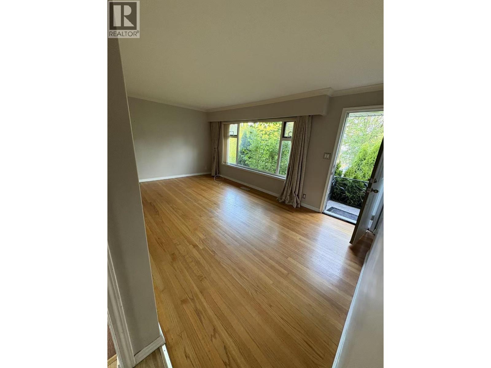 Upper 910 ROBINSON STREET