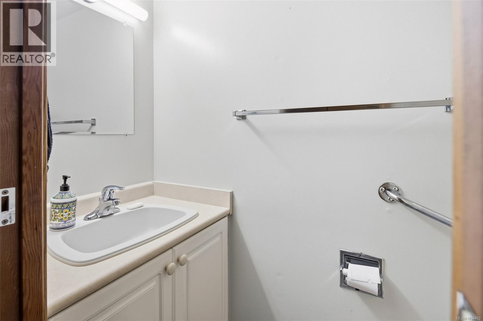 103 73 Gorge Road West, Saanich