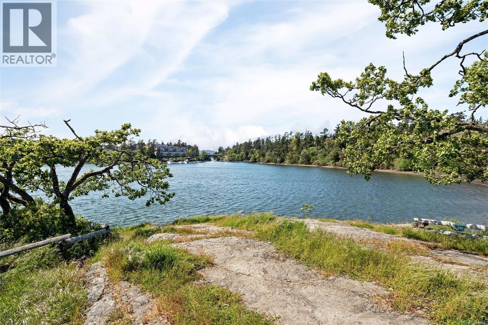 103 73 Gorge Road West, Saanich