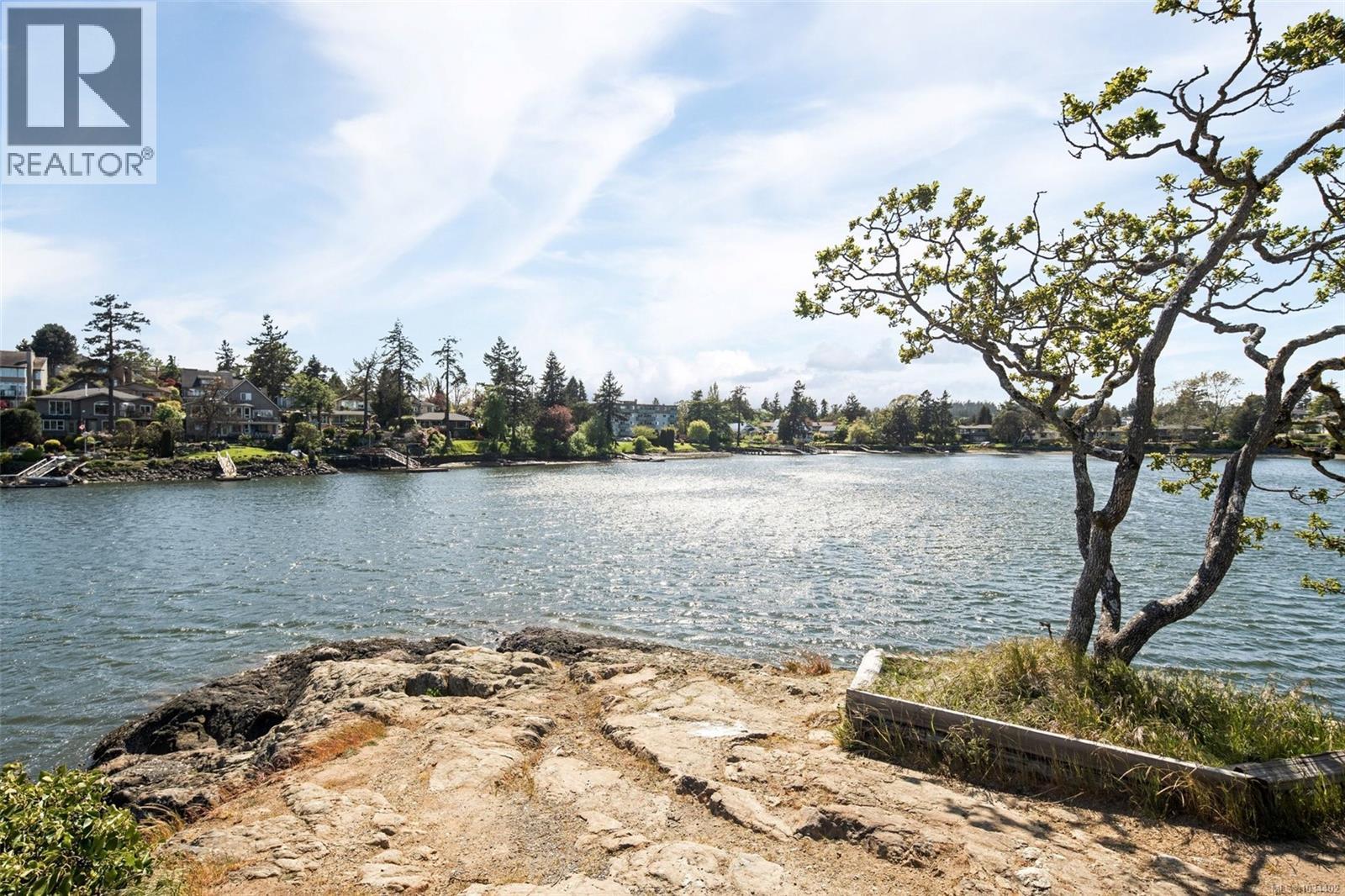 103 73 Gorge Road West, Saanich