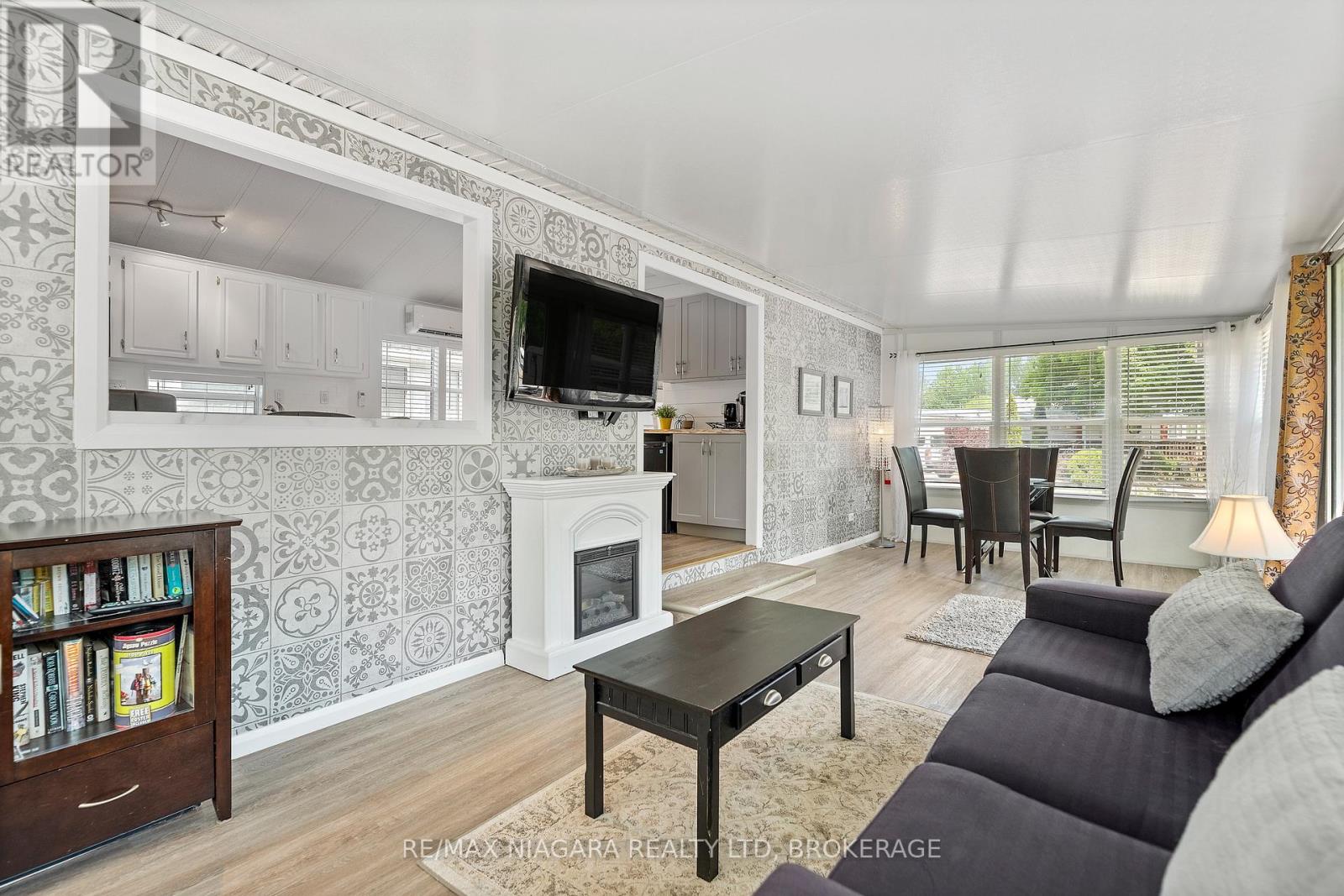 28 MARINER CRESCENT - 2
