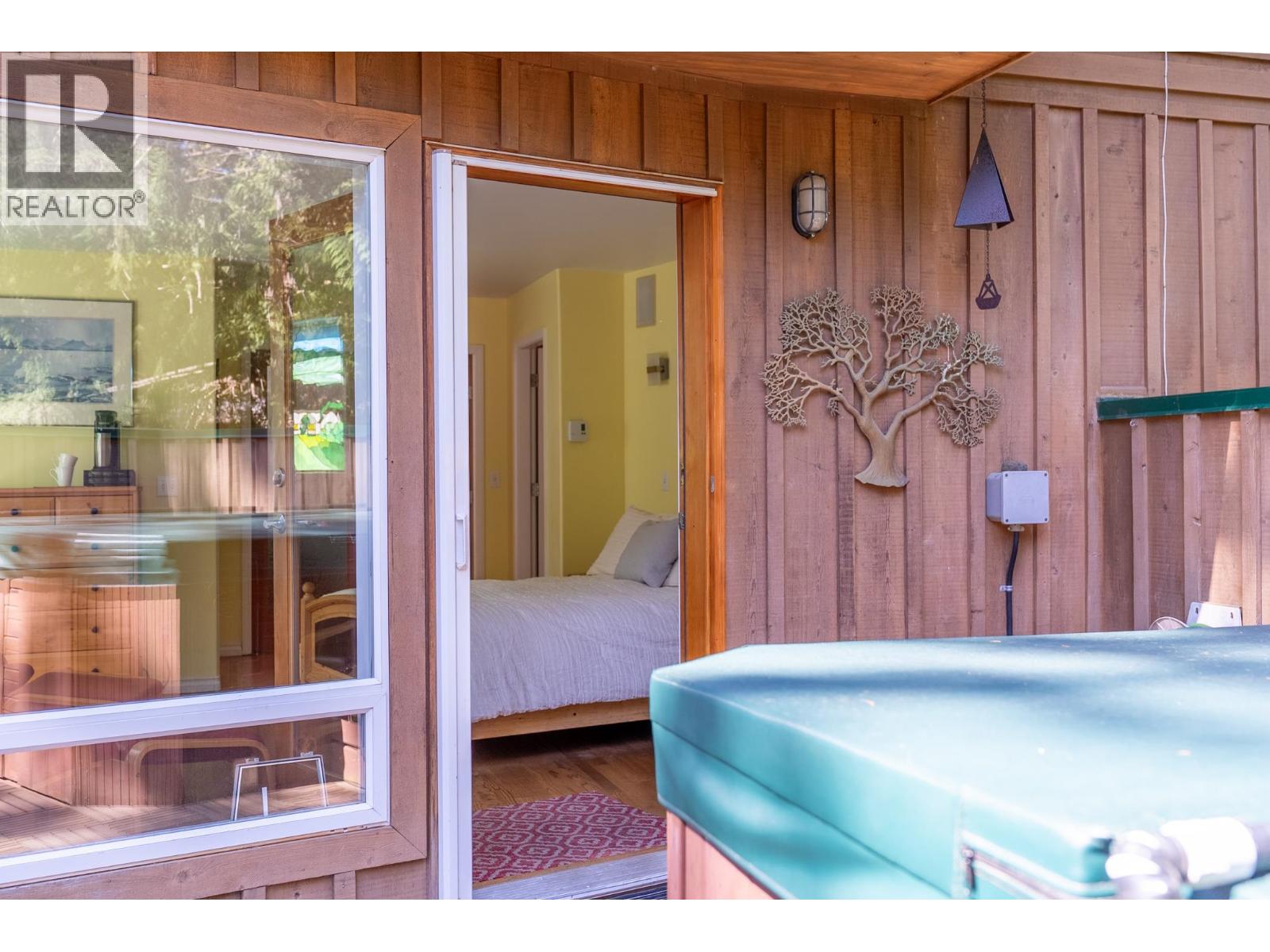 486 BLUFF WAY, Mayne Island