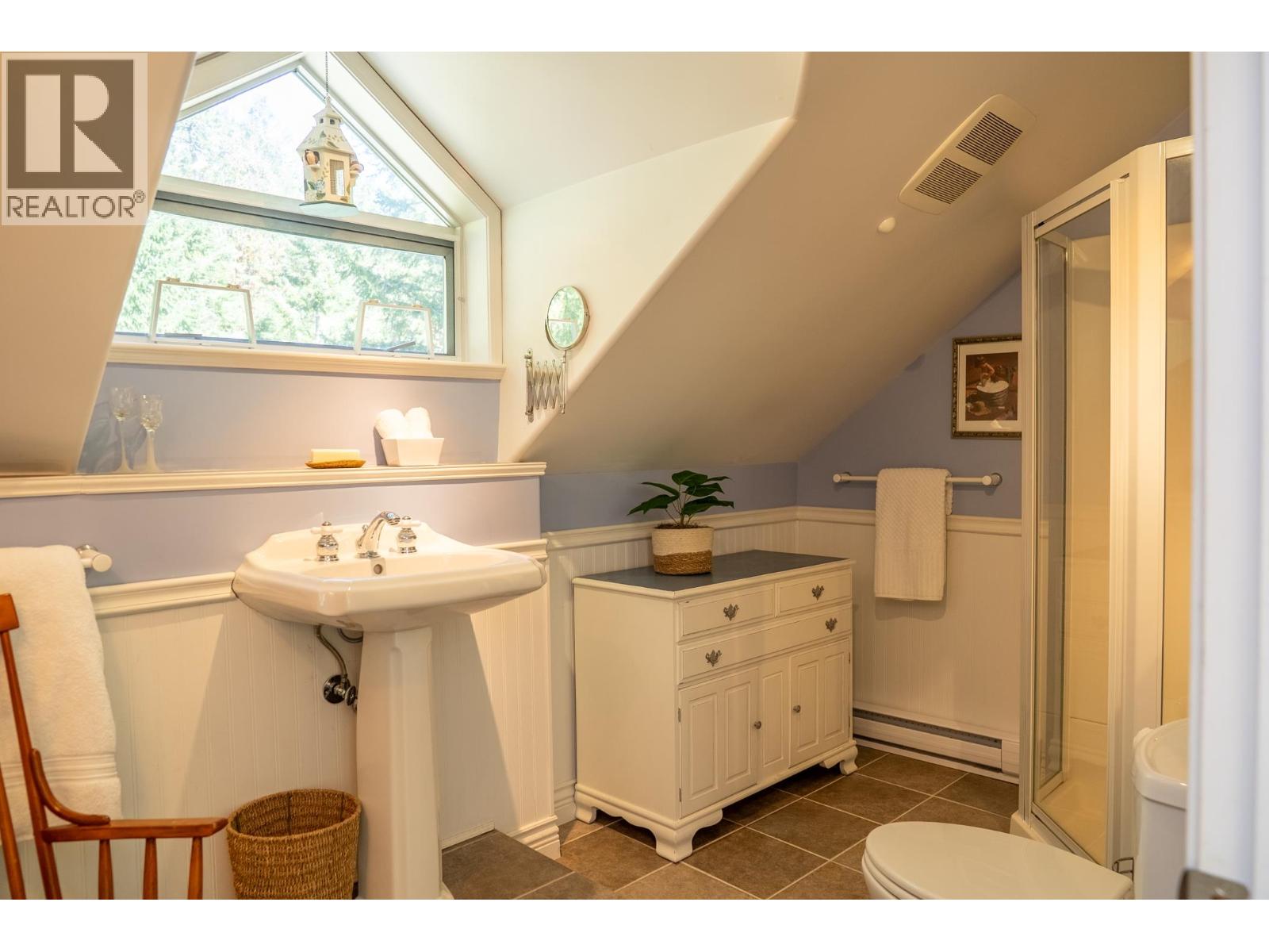 486 BLUFF WAY, Mayne Island