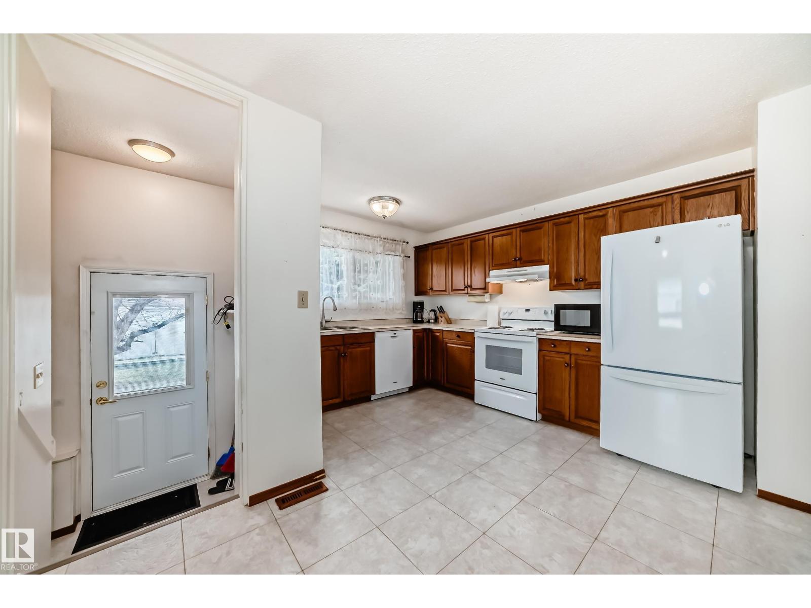 11739 152A AV NW, Edmonton