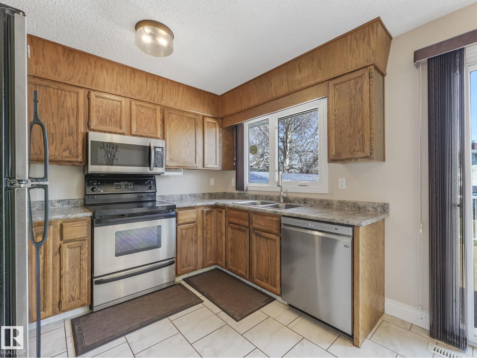 1027 77 ST NW, Edmonton