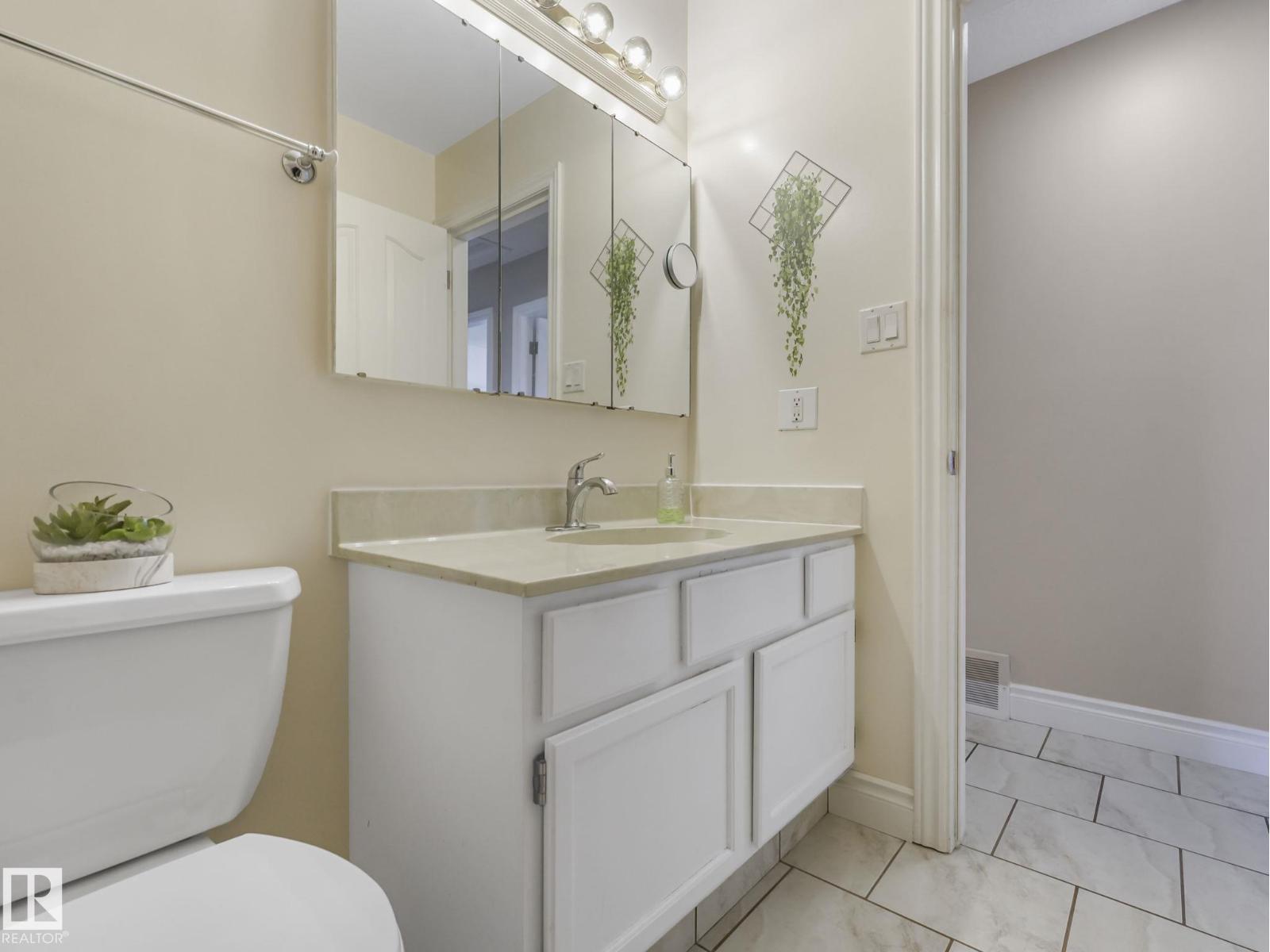 1027 77 ST NW, Edmonton