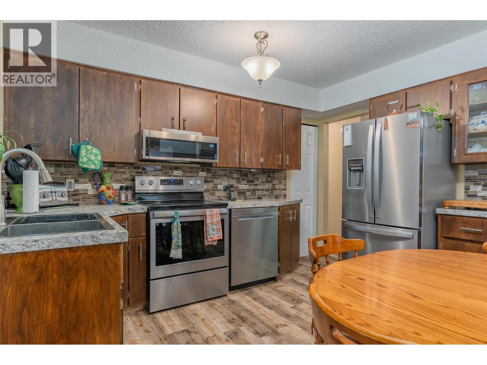 1224 Third Avenue, Trail