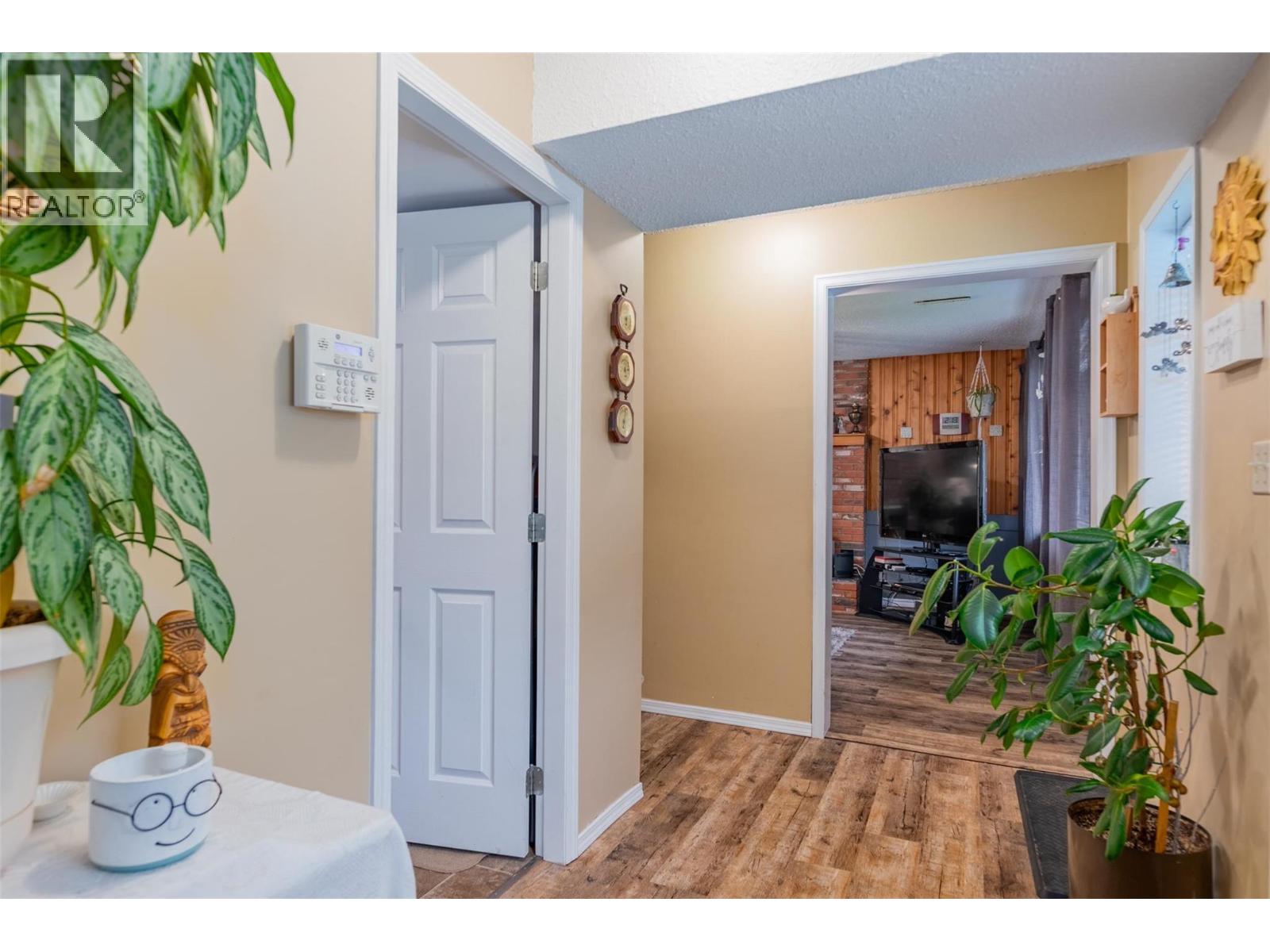 1224 Third Avenue, Trail