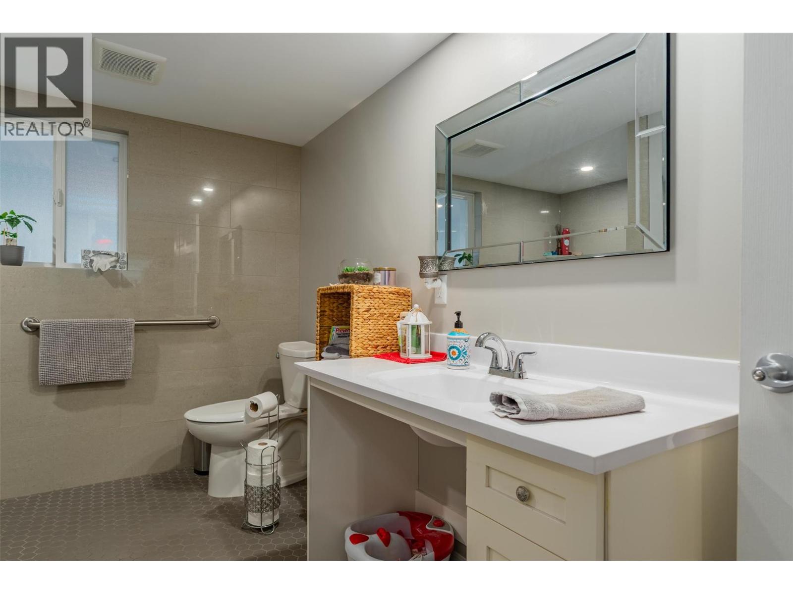 1224 Third Avenue, Trail