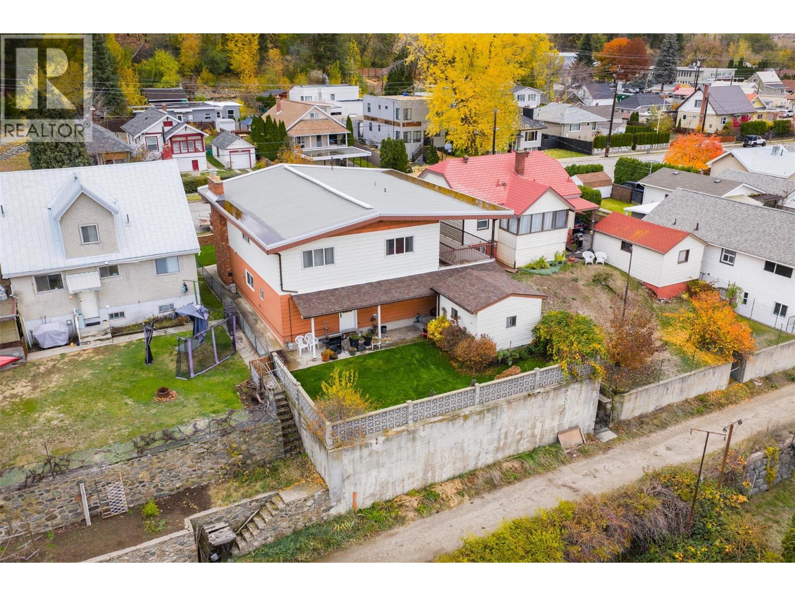 1224 Third Avenue, Trail
