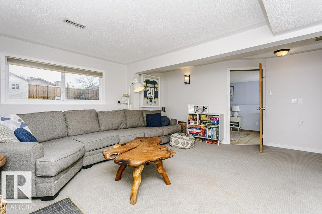 9412 176 AV NW, Edmonton