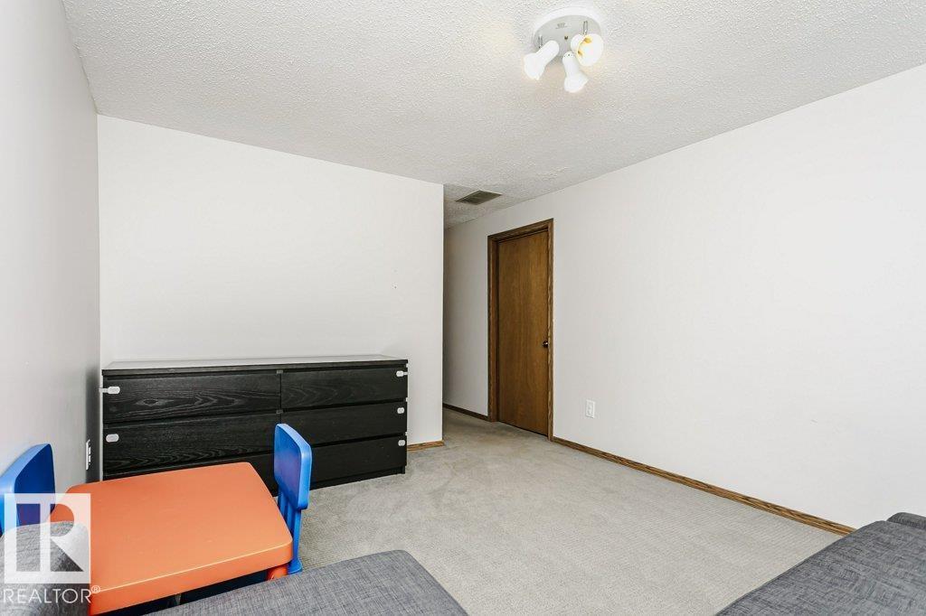 9412 176 AV NW, Edmonton