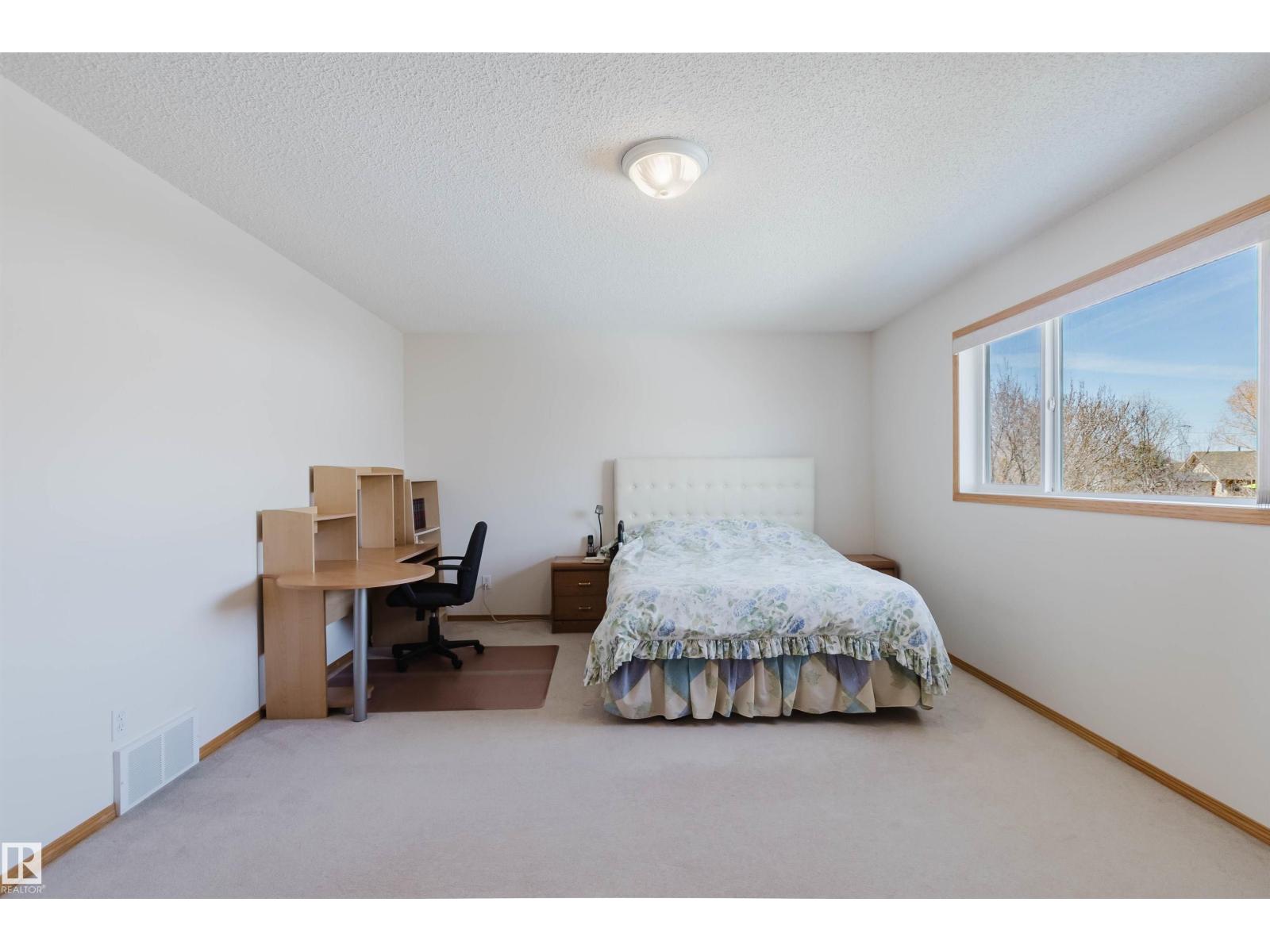8608 160A AV NW, Edmonton